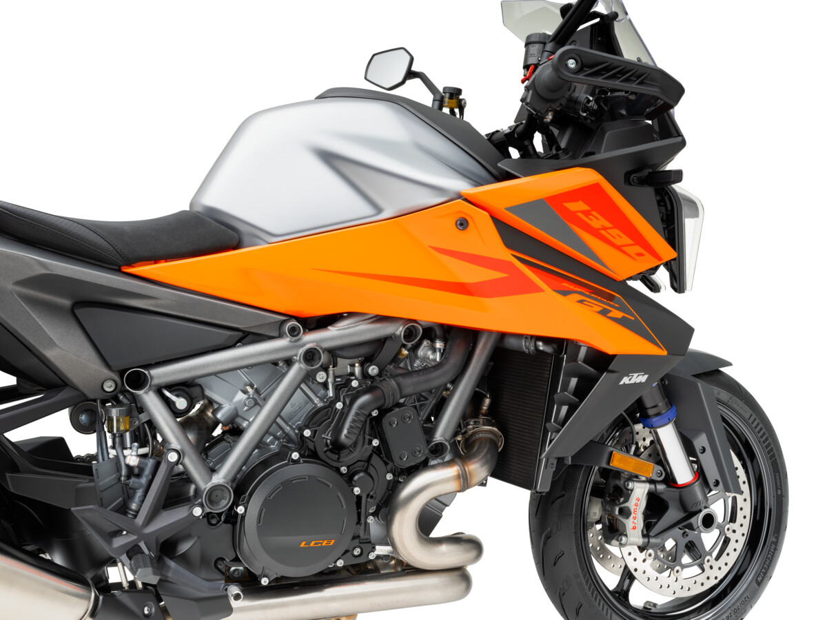 652043_MY25_KTM 1390 SUPER DUKE GT_STUDIO_STUDIO_STUDIO_03_STUDIO IMAGES.jpg